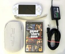 Playstation Portable Konsole "erstes Modell" Weiss + GTA + Zubehör (PSP)